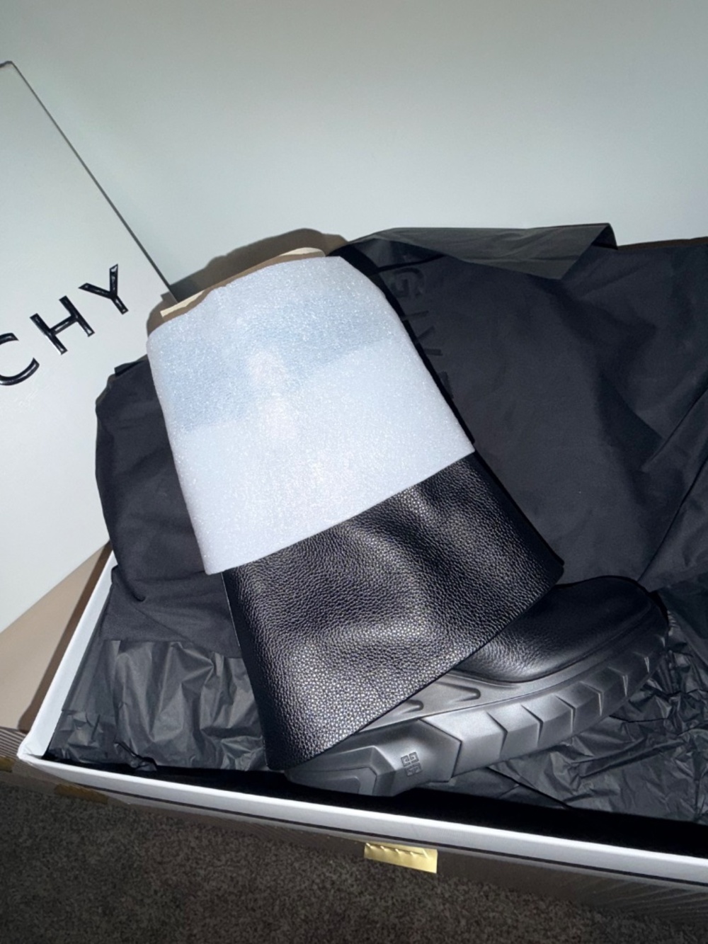 Givenchy - Picture 4 of 8
